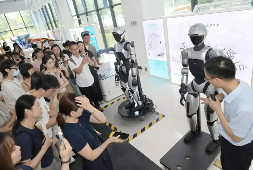 Xinhua News Agency and 30 Media Outlets Gather! "Vitality China Research Tour" Visits ESTUN, Focusing on Hardcore Innovation of Domestic Robots
